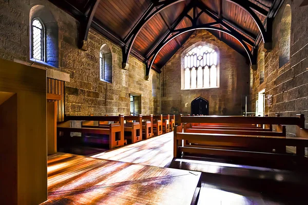 All'interno di una chiesa con panche e pavimento in legno — Foto Stock