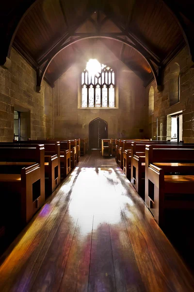 Коридор через дерев'яну підлогу церкви — стокове фото