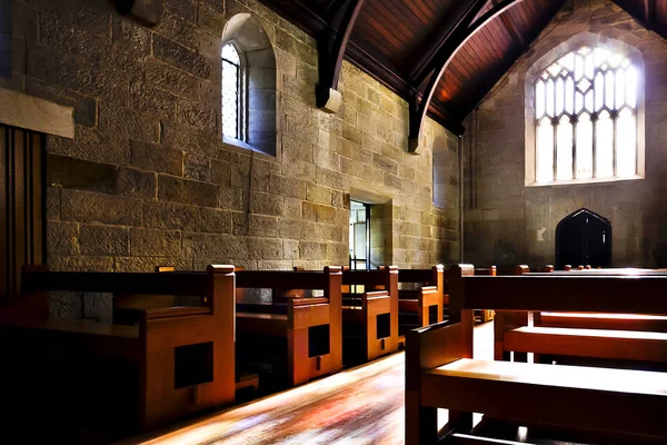 Vecchia architettura della chiesa con muri in pietra e panche in legno — Foto Stock