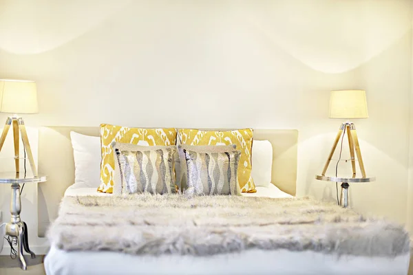 Yastıklar ve yün battaniye de dahil olmak üzere yanıp sönen lambalar ile yatak — Stok fotoğraf