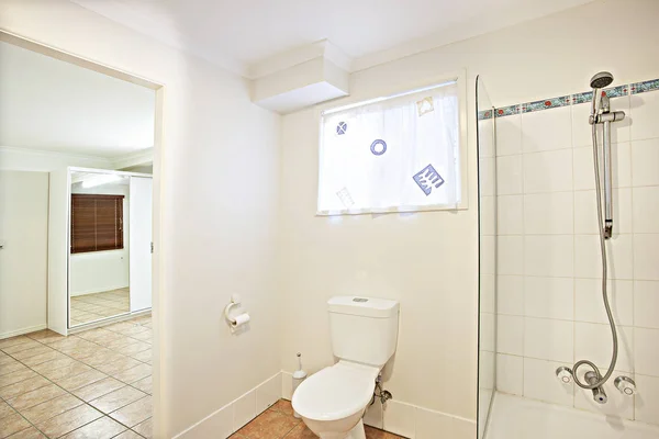 Mała łazienka z prysznicem WC i szkło — Zdjęcie stockowe