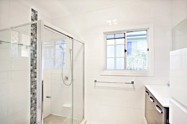 Interior moderno banheiro branco com chuveiro de vidro — Fotografia de Stock