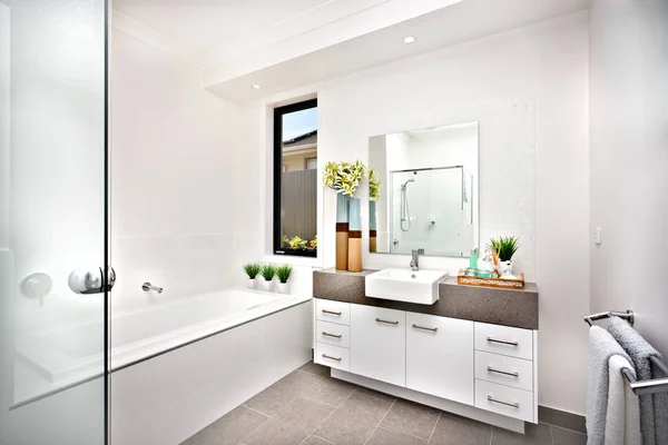 Washroom with a bath tub beside a window and tap — Stock Photo, Image