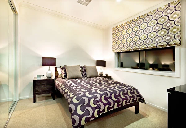 Elegante dormitorio con diseños abstractos y lámparas de luz oscura — Foto de Stock
