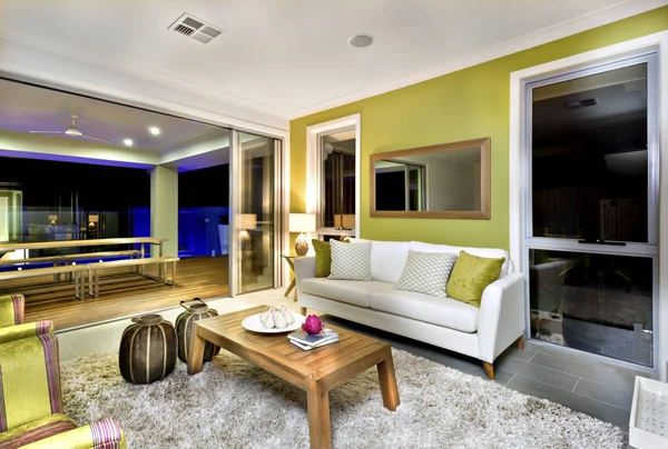Роскошный интерьер гостиной с диванами и изысканными украшениями — стоковое фото