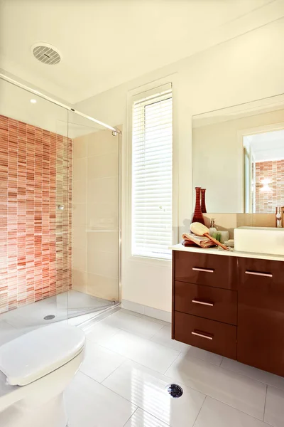 モダンなバスルームの壁と、floo 中広がり日光 — ストック写真