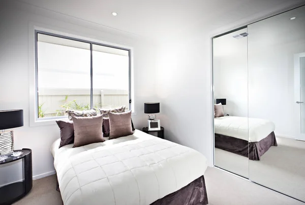 Klasyczna sypialnia z oknami i lampki nad lustrem — Zdjęcie stockowe