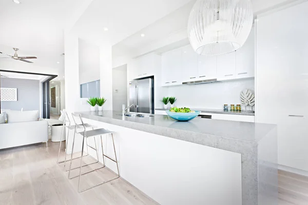 Luxusní kuchyňské židle a světla s bílými stěnami — Stock fotografie