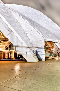 Sydney opera binası zemin ve beyaz çatı aydınlatma ile dışarıda 