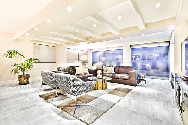 Cómoda habitación con muebles de lujo y alfombra . — Foto de Stock