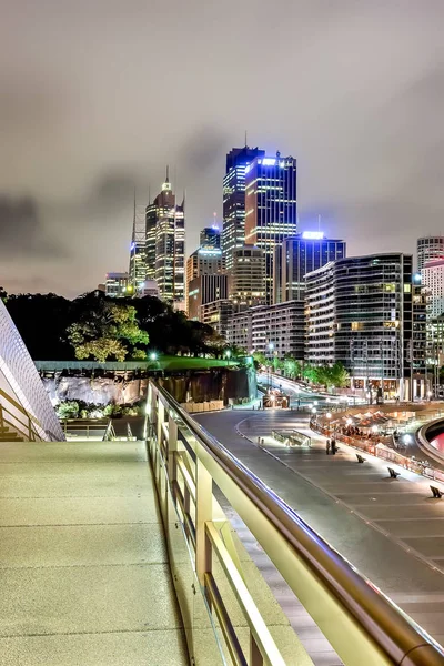 Moderne Sydney stad met donkere nachthemel — Stockfoto