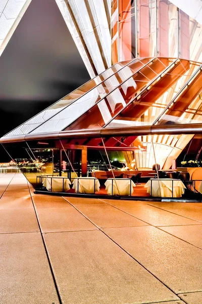 Сиднейский оперный театр и вид на город через стеклянные стены — стоковое фото