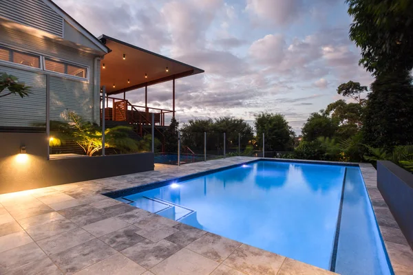 Casa com piscina à noite ou de manhã — Fotografia de Stock