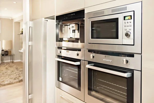 Modern oven dan kulkas tetap ke dinding dengan pantry — Stok Foto