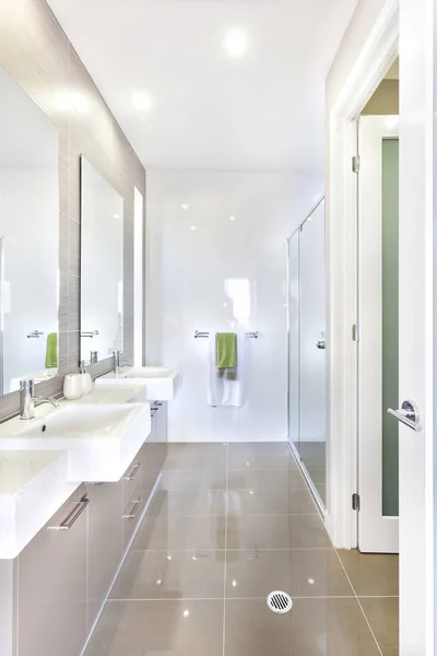 Baño moderno con juego de lavabos y baño — Foto de Stock