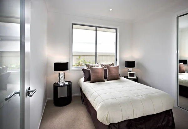 Dormitorio moderno y clásico con ventanas y lámparas — Foto de Stock