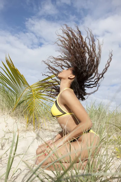 Moody menina biquíni amarelo — Fotografia de Stock