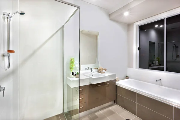 Nuevo cuarto de baño con zona de lavado, incluyendo bañera —  Fotos de Stock