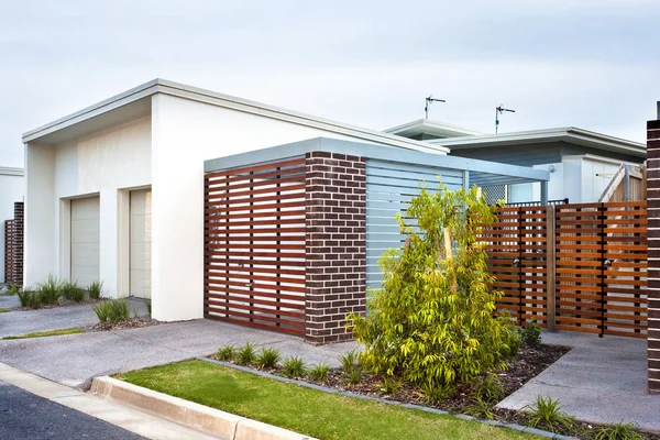 Luxury house front side with wooden gate and garden — Stock Photo, Image