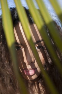 Gülümseyen bir genç bayan