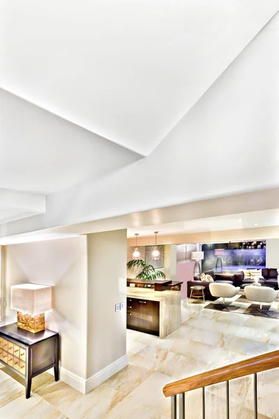 Habitación luminosa con instalaciones y muebles de lujo . — Foto de Stock