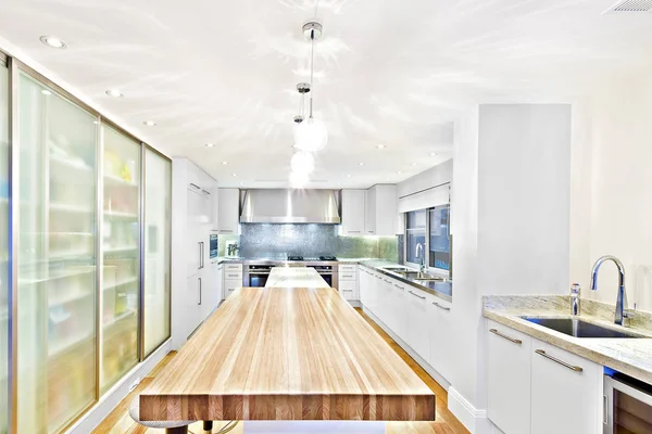 Salón de cocina con fregadero y cocinas . — Foto de Stock