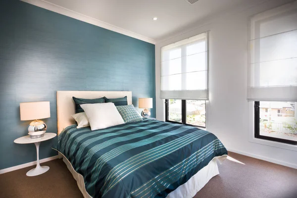 Закрыть голубую декоративную спальню с белыми стенами — стоковое фото