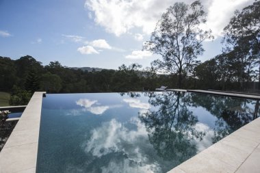 Modern Yüzme Havuzu köşesinde Kapat