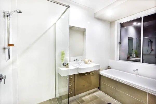 Banheiro moderno com torneira, banheira de água e piso — Fotografia de Stock