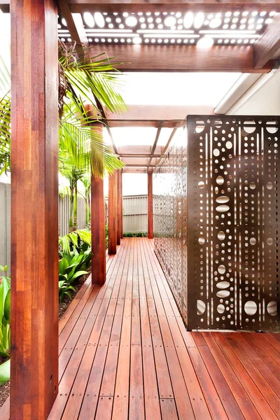 巨大な木製の柱でモダンなマンションの木製廊下 — ストック写真