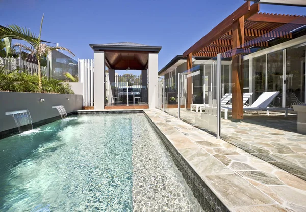 Moderna piscina con cubierta de cristal y patio de madera —  Fotos de Stock