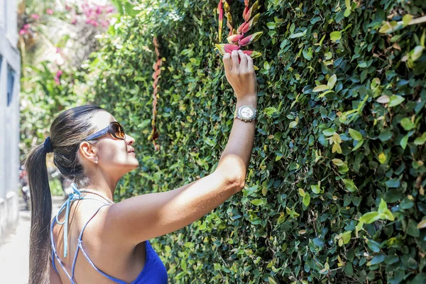 Linda chica joven disfrutando en el jardín —  Fotos de Stock