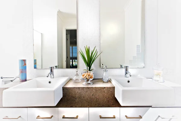 Comptoir d'une salle de bain comprenant lavabo et robinets — Photo