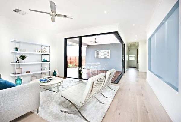 Sala de estar moderna y zona de patio a través del pasillo —  Fotos de Stock