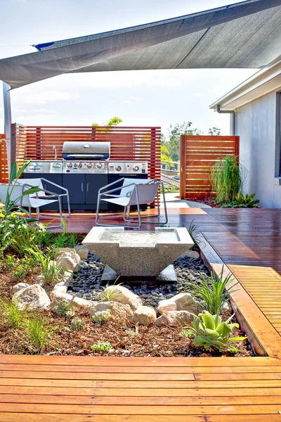 Casa patio con un piso de madera y gabinete de gas — Foto de Stock