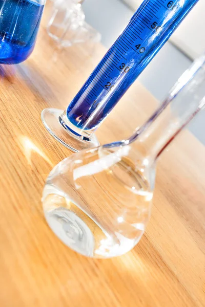Béquer de laboratório de ciência feito em vidro na mesa — Fotografia de Stock