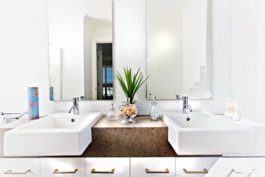 Tezgah üstü lavabo ve musluklar dahil olmak üzere bir tuvalet 