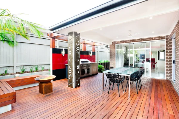 Ontspannende ruimte van een modern huis met houten vloer en decoratie — Stockfoto