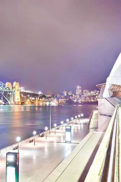 Lâmpadas de rua da cidade de Sydney acesas e iluminando a área — Fotografia de Stock