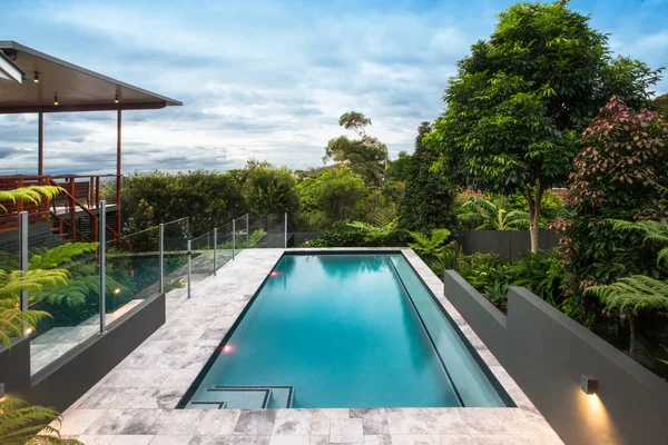 Moderno hotel con piscina bajo un cielo azul brillante —  Fotos de Stock