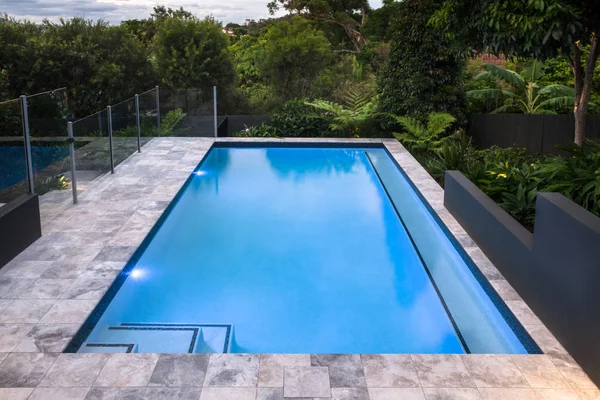 Piscine de luxe à gros plan avec eau bleue à côté de la forêt — Photo