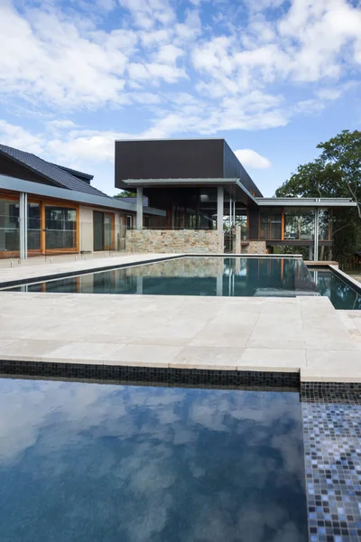 Moderna piscina con una casa de lujo u hotel — Foto de Stock