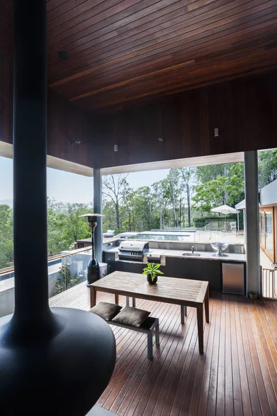 Vue grand angle d'un patio moderne en bois — Photo