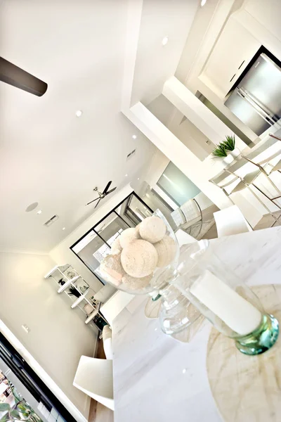 现代化的餐桌内部, 厨房配有白色墙壁 — 图库照片