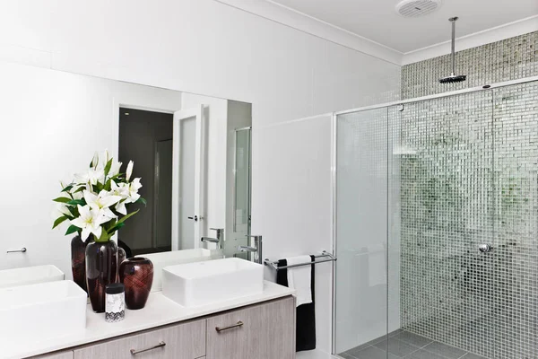 Luksusowe łazienki wazon fantazyjne kwitnienia — Zdjęcie stockowe