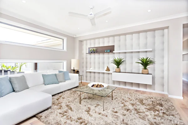 Sala de estar em uma casa de luxo com decoração natural — Fotografia de Stock
