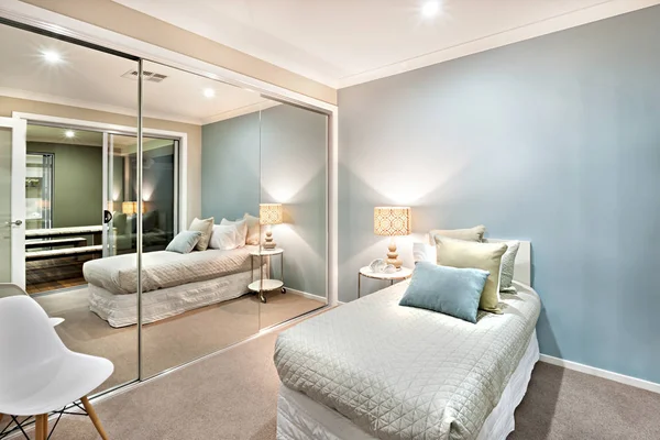 Kleine slaapkamer met kussens op de een eenpersoonsbed — Stockfoto