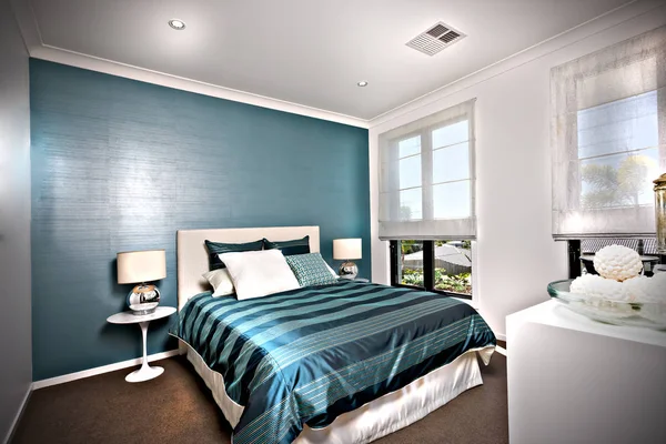 Błyszczący i niebieski ozdobny sypialnia z białymi ścianami — Zdjęcie stockowe