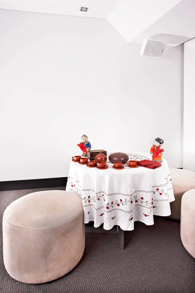 Традиционный чайный столик с круглыми стульями — стоковое фото