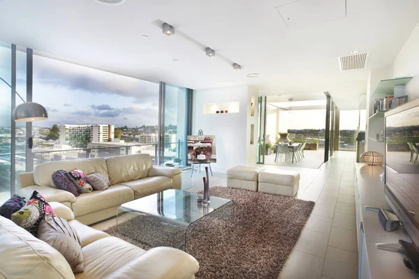 Moderna vardagsrum med dyra soffa — Stockfoto